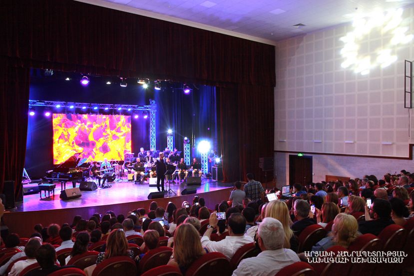 Президент Республики Арцах Бако Саакян присутствовал на состоявшемся в Центре культуры и молодежи города Шуши концерте