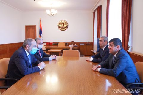 Президент Республики Арцах Араик Арутюнян и премьер-министр Никол Пашинян провели совместное рабочее совещание по внешнеполитическим вопросам