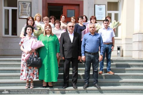 ԱԺ նախագահ Արթուր Թովմասյանը Ազգային ժողովի պատվոգրով պարգևատրել է ԱՀ սոցիալական զարգացման և միգրացիայի նախարարության մի խումբ աշխատողների