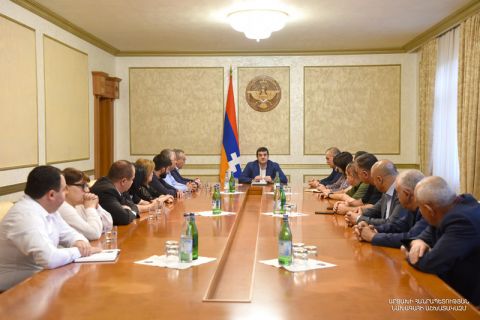 Նախագահ Հարությունյանն ընդունել է «Ազատ հայրենիք-ՔՄԴ» խորհրդարանական խմբակցության անդամներին
