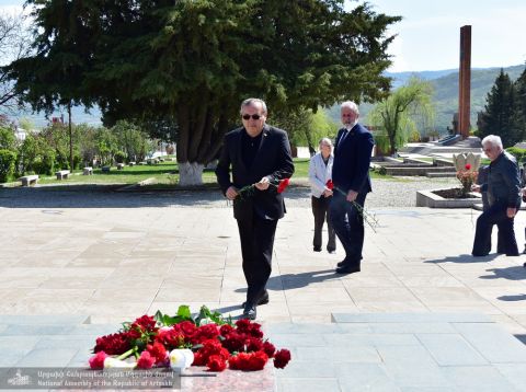 ԱԺ նախագահ Արթուր Թովմասյանը և պատգամավորները հարգանքի տուրք են մատուցել Արթուր Մկրտչյանի հիշատակին
