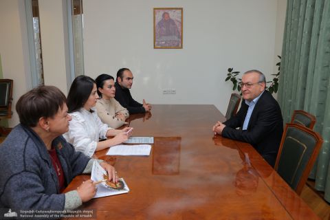 ԱՀ ԱԺ նախագահ Արթուր Թովմասյանը հանդիպել է «Գեն» նախաձեռնությունների կենտրոնի հիմնադիր Արմինե Ավագիմյանի գլխավորած մի խումբ տեղահանվածների հետ