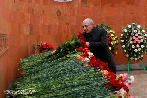President Sahakyan laid a wreath to the monument of innocent victims of the 1915 Armenian Genocide