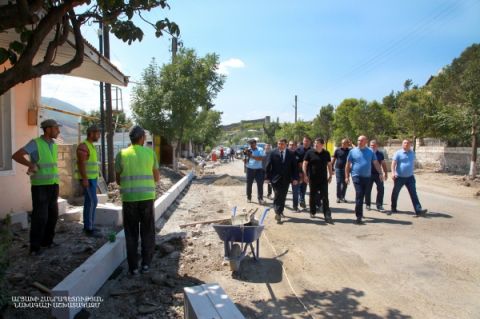 Президент Арутюнян ознакомился с ходом работ по капитальному ремонту автомагистрали Степанакерт-Аскеран