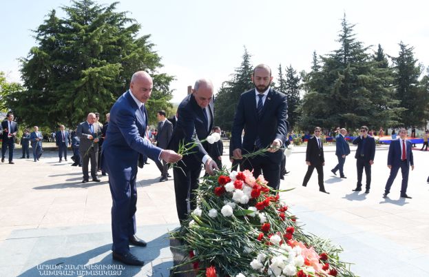 Президент Бако Саакян принял участие в праздничных мероприятиях, посвященных 28-летию провозглашения Республики Арцах