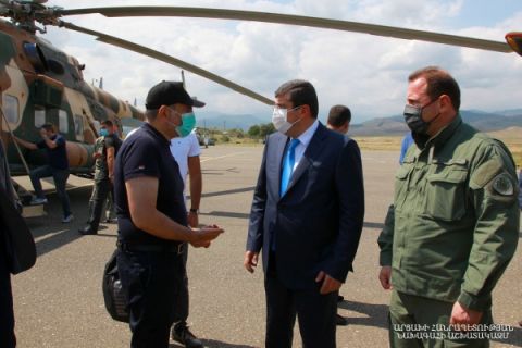 Президент Арцаха Араик Арутюнян встретил в аэропорту Степанакерта премьер-министра Армении Никола Пашиняна
