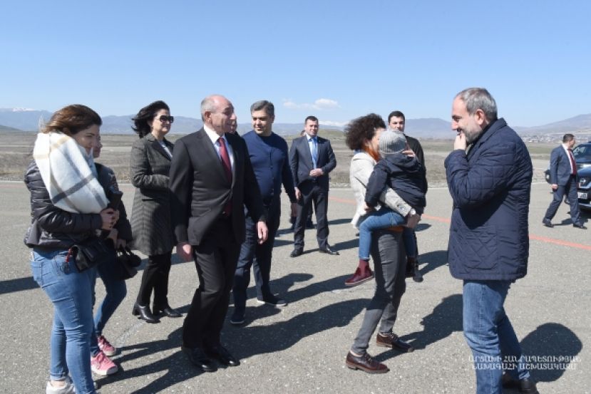 Президент Саакян встретил в аэропорту Степанакерта Премьер-министра Армении Никола Пашиняна