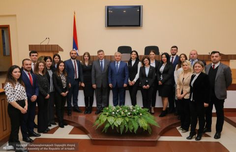 В парламенте Республики Арцах приняли младших дипломатов Республики Армения