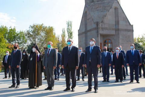 Араик Арутюнян вместе с Николом Пашиняном, высшими должностными лицами, представителями духовенства и военными РА посетил военный пантеон “Ераблур”
