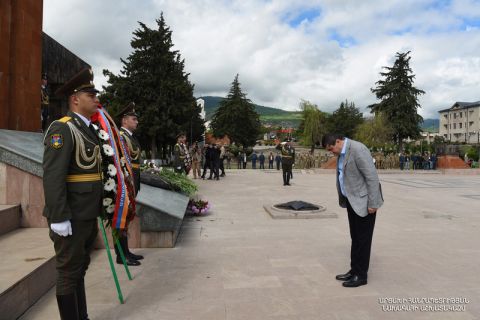 Президент Араик Арутюнян посетил Степанакертский мемориальный комплекс по случаю праздника 9 Мая