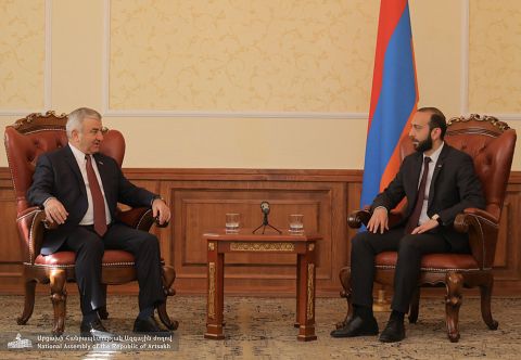 Личная беседа глав парламентов двух армянских республик